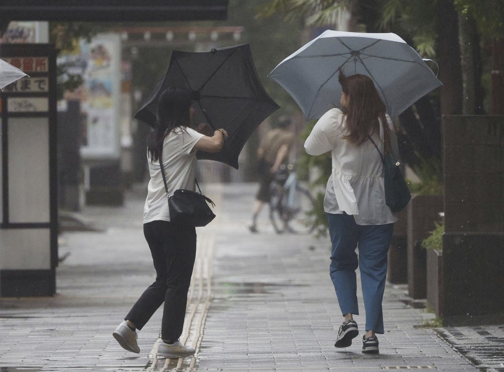 鹿儿岛风雨交加。美联社