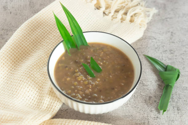 吃绿豆沙是夏至的应节食物。