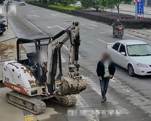 浙江一名3歲男童駕着挖土機在人來車往的街上行駛15分鐘。 影片截圖