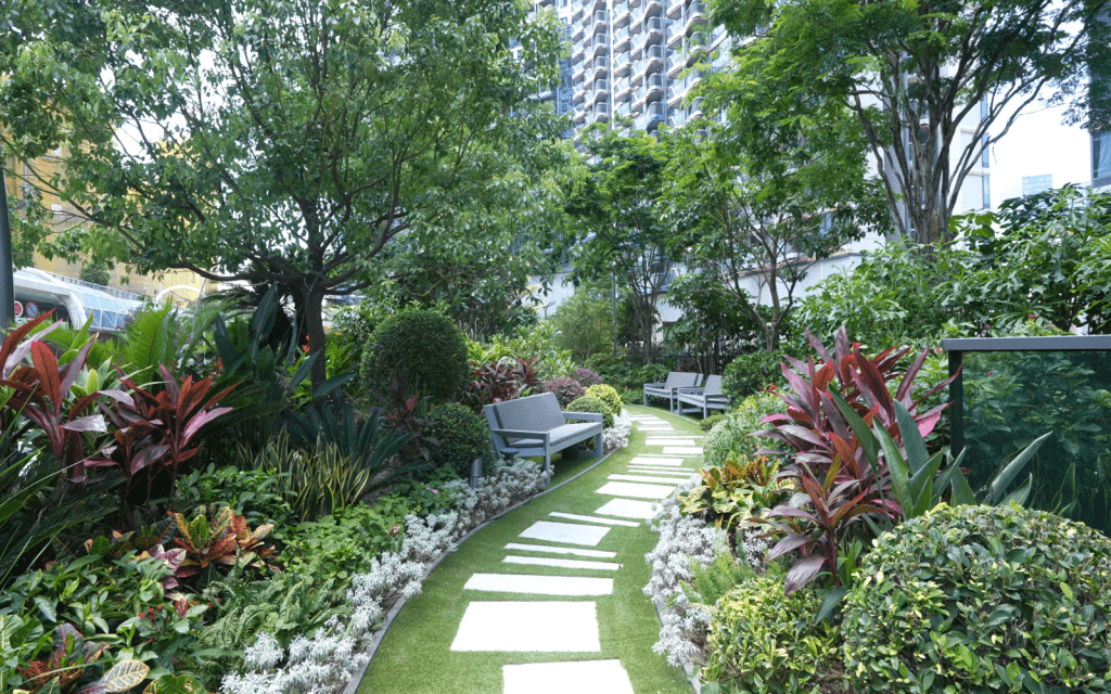 園林內還特別打造了一條300米長的「健步徑」,讓住戶可以在散步時欣賞美麗的花園景致。 園林內還特別打造了一條300米長的「健步徑」,讓住戶可以在散步時欣賞美麗的花園景致。