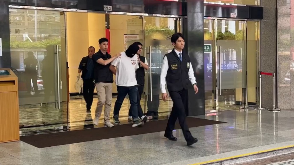 澳門司警先後拘捕兩名涉案男子。微博@澳門司法警察局