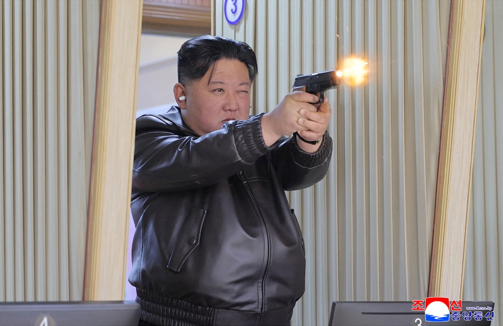 据报北韩已修改宪法，订明若金正恩遇刺将自动用核武。图为金正恩3月试射枪械。路透社