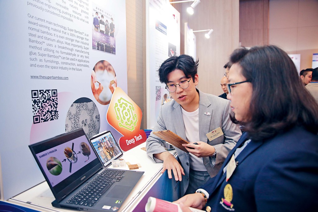 城大早前在吉隆坡举办「HK Tech 300东南亚创新创业千万大赛」启动礼，14队获天使基金投资的初创企业在现场向当地院校和培育机构代表，介绍其科研产品及服务。
