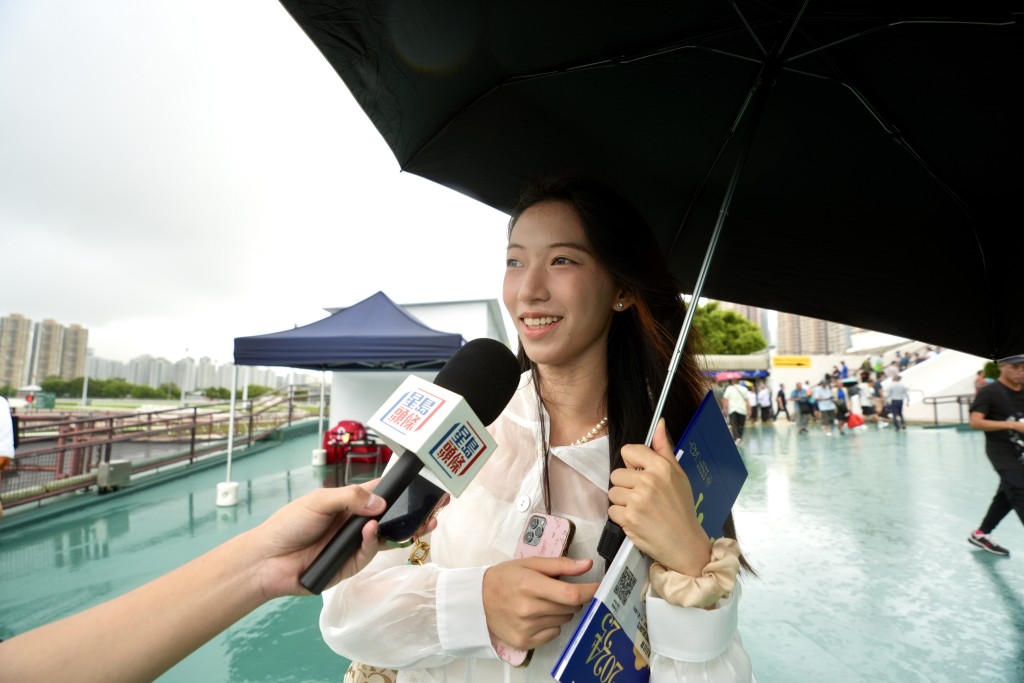 吳小姐說，下雨天微風吹拂，相對太陽暴曬舒服。劉駿軒攝