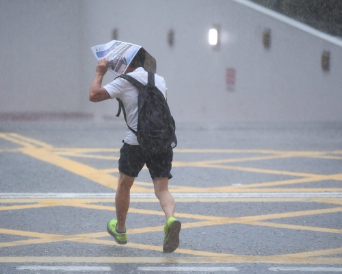 三號強風信號及黃色暴雨警告信號現正生效。