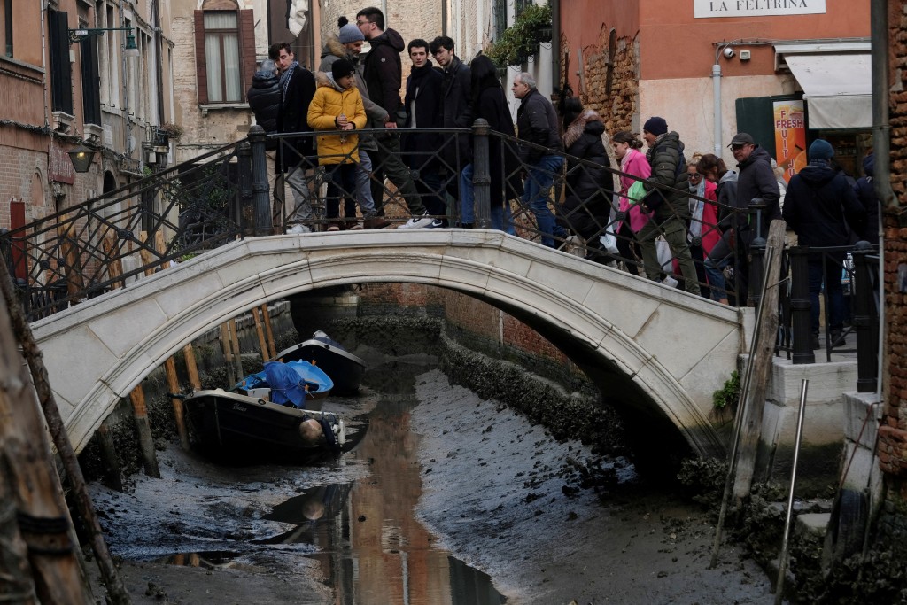 意大利威尼斯運河乾涸，導致「貢多拉」小船擱淺。AP