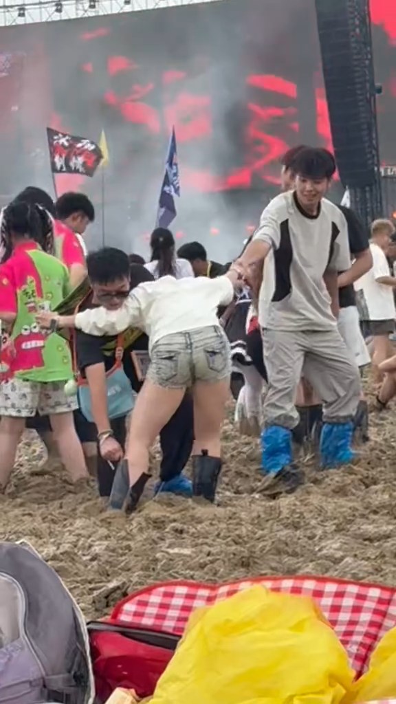現場泥濘極厚，讓人寸步難行。抖音@LS
