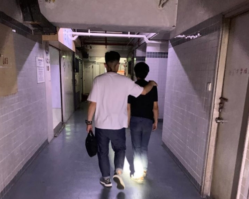 警方於觀塘搗派對房間違規營業,拘一名36歲男負責人。警方圖片