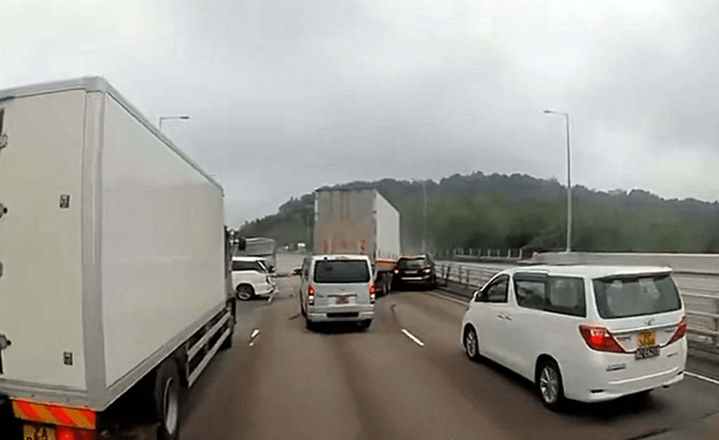貨車撞到一輛黑色私家車。fb：車cam L（香港群組）