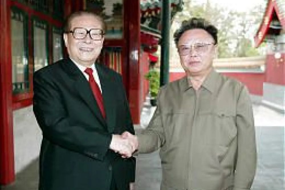 金正日（右）于 2004 年与江泽民握手。AP资料图片