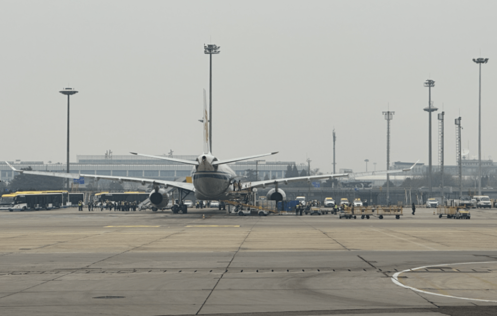 中國救援隊及港救援隊乘坐的包機抵京。 央視圖