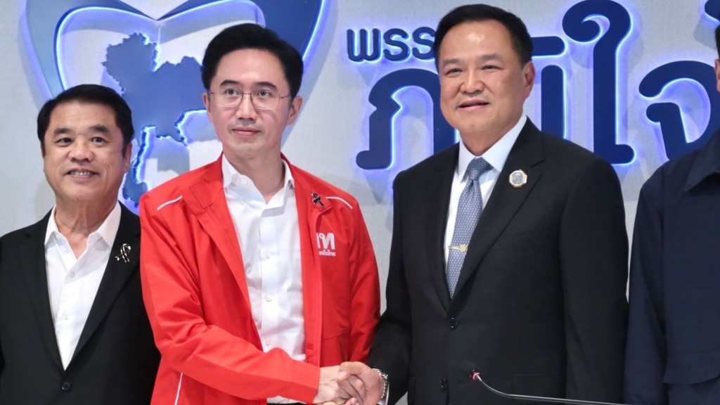 為泰黨候選人裕差南（中左）與泰自豪黨首相阿努廷宣布合作。 美聯社