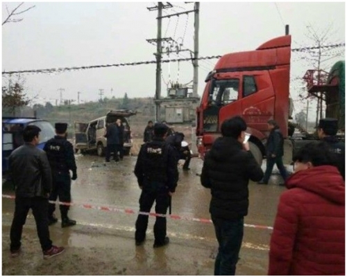 麵包車被撞至跌在路邊。網圖