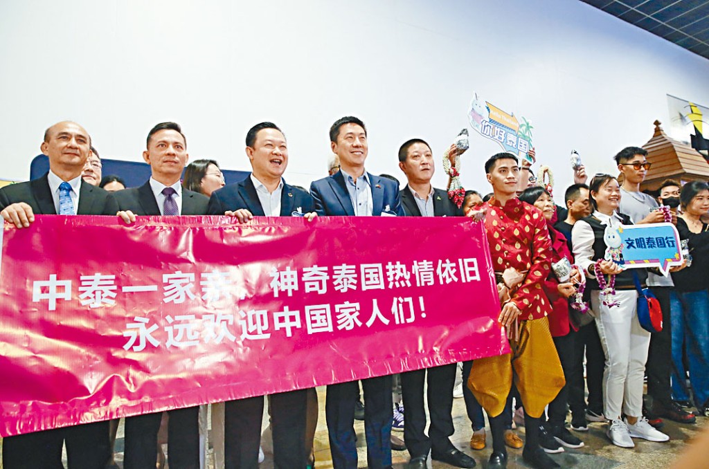 泰國官員昨晨在曼谷機場歡迎中國旅遊團。