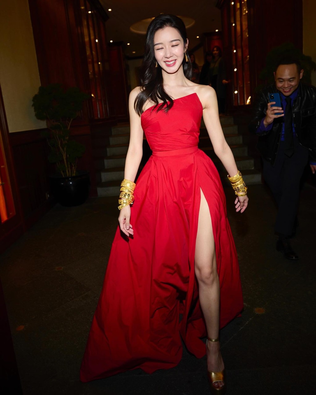 麦明诗以英文写道：“我喜欢的红色送客晚装……它变成一条派对裙！！！！”