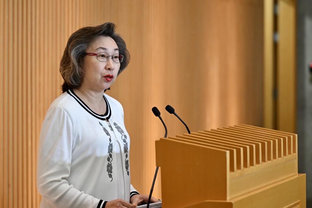 楊何蓓茵表示,行政長官會同行會決定,向公務員職方提出薪酬調整方案為劃一加薪2%。 楊何蓓茵表示,行政長官會同行會決定,向公務員職方提出薪酬調整方案為劃一加薪2%。