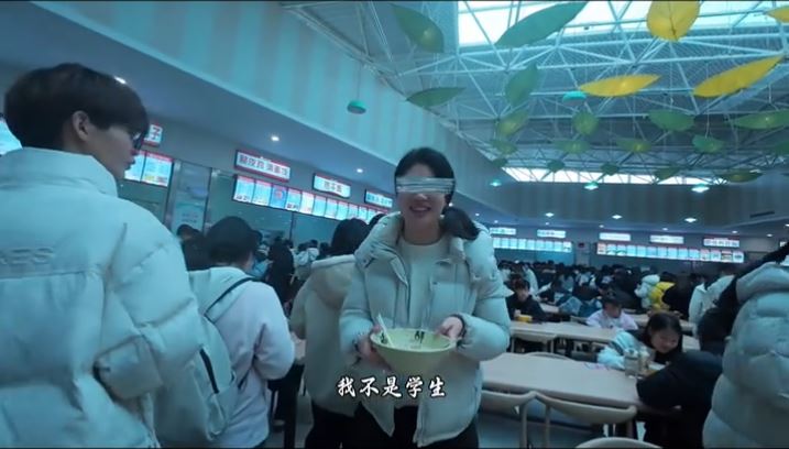 河南有疑是男大生在校内食堂搭讪心仪“女生”，对方却是老师。抖音＠笑咪咪