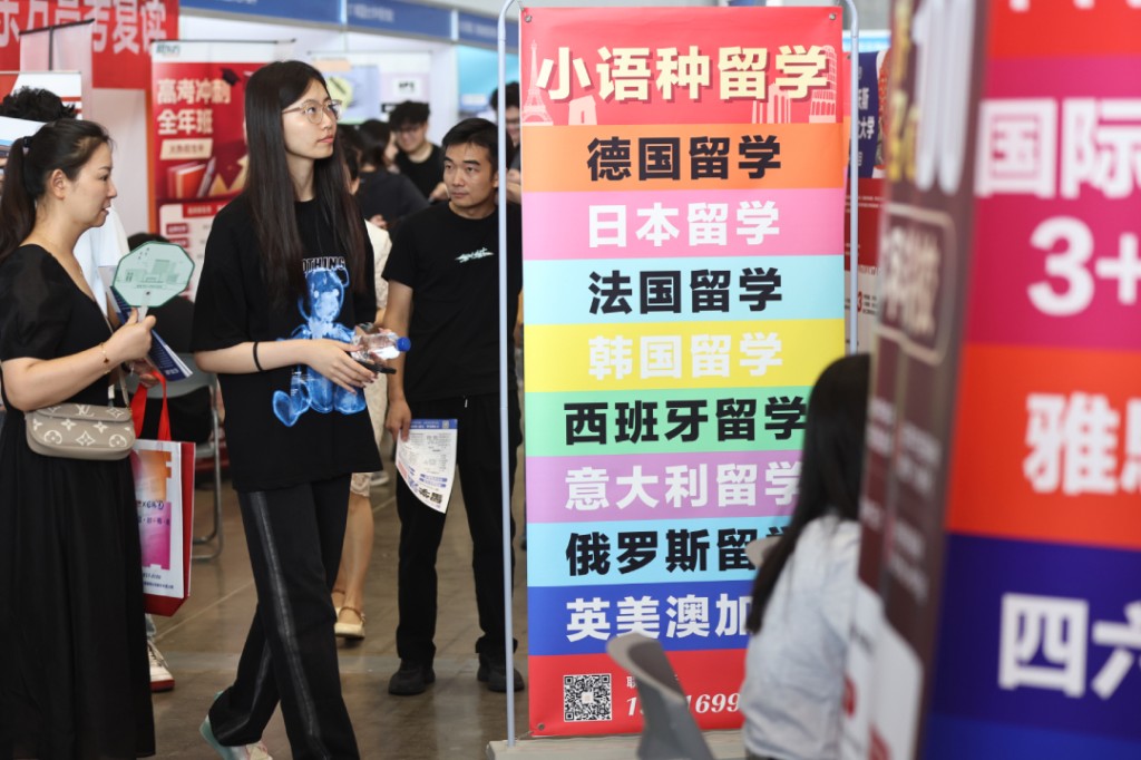 每年都有不少內地生打算到外國升學。中新社