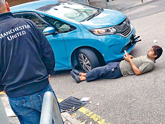 南亞漢躺在一輛私家車前，惹起「碰瓷黨」疑雲。