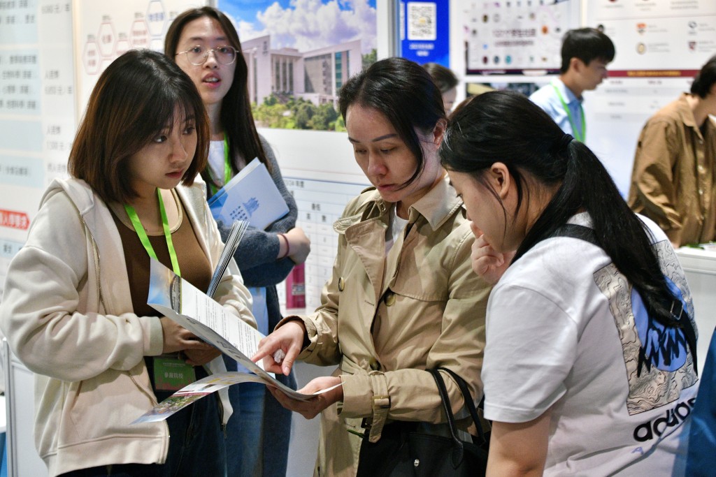 为有意赴内地升学的学生和其家长介绍「内地高校招收香港中学文凭考试学生计划」的相关安排及升学资讯。 资料图片