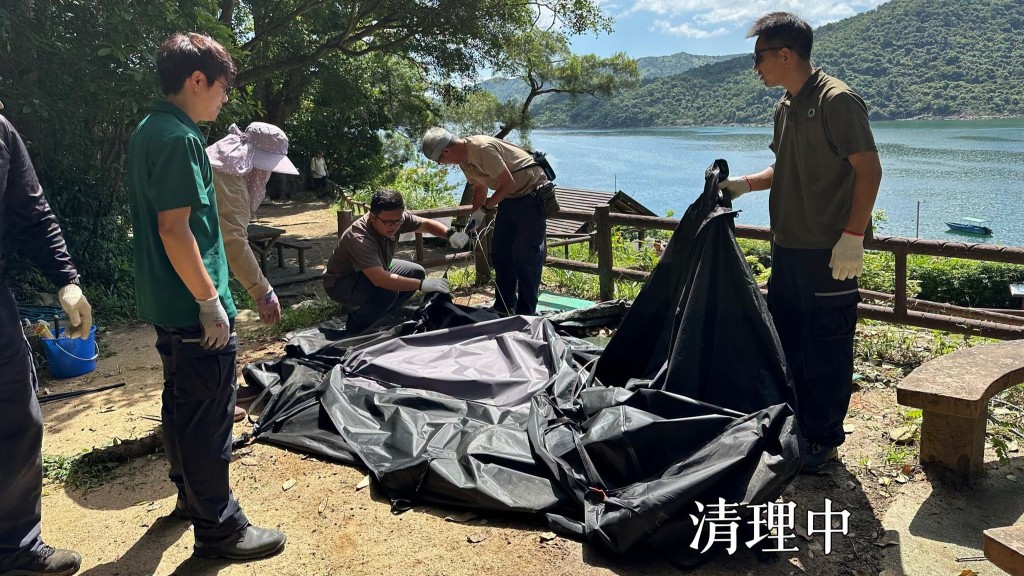 有人以营帐等长时间占用黄石营地多个营位  渔护署今派员清理。渔护署fb