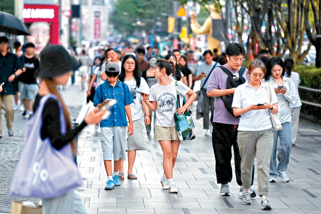 韩国持续受热浪侵袭，首尔周五录得逾40度高温。