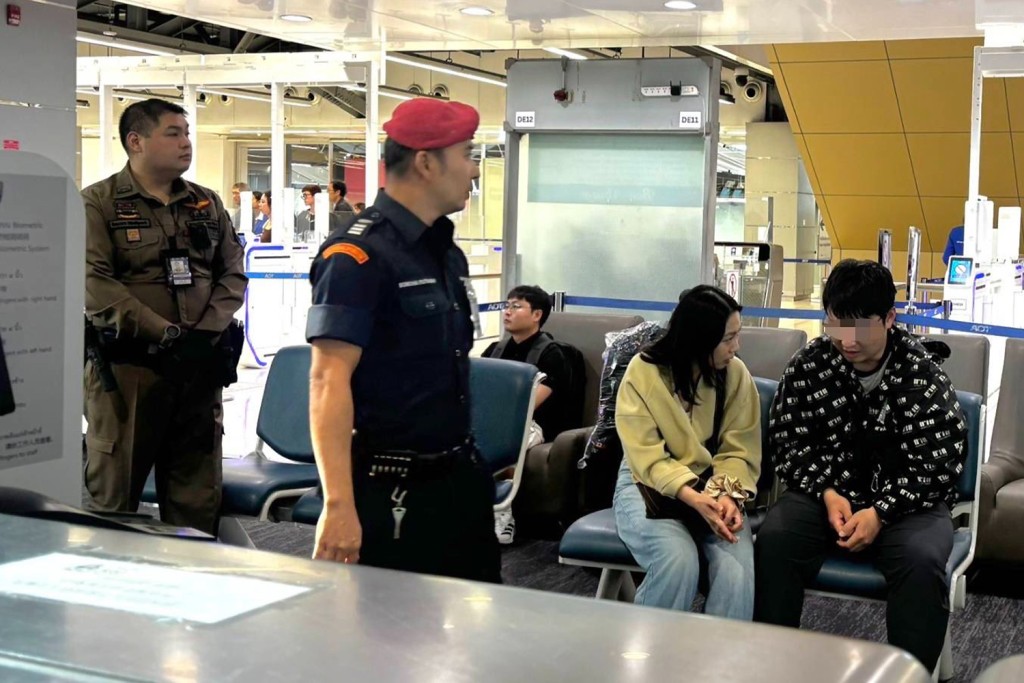 中國男子(右一)因涉嫌破壞自動閘門被捕。泰國移民局 中國男子(右一)因涉嫌破壞自動閘門被捕。泰國移民局