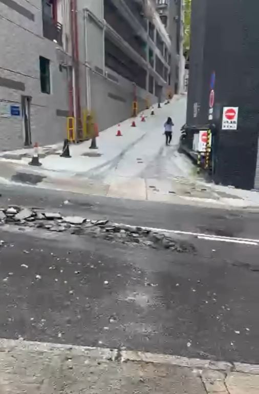 部分路面損毀。fb馬路的事 (即時交通資訊台)影片截圖