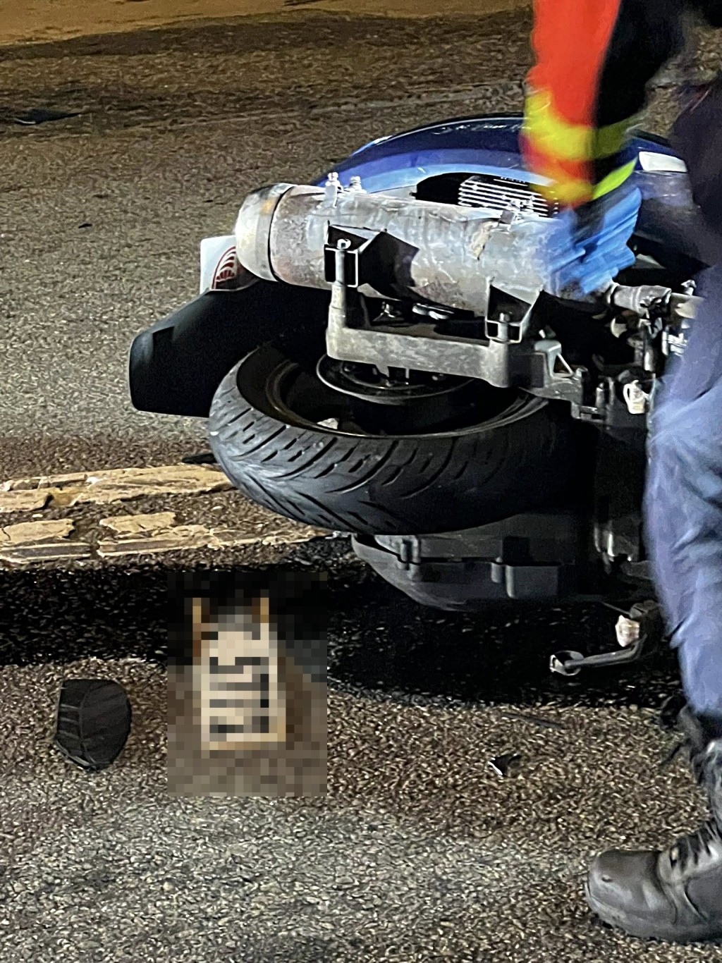 電單車損毀。fb：馬路的事 (即時交通資訊台)