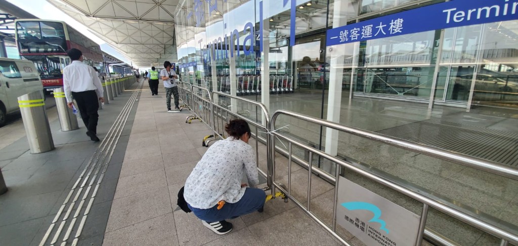 離境大堂有2橋被鐵欄封閉。