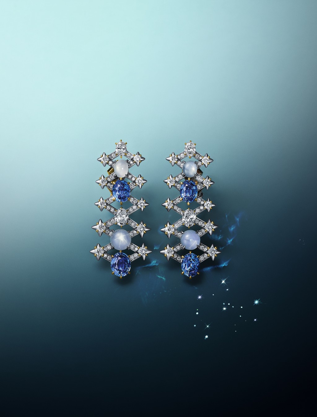 Constellation鉑金及18K黃金耳環，鑲嵌逾8卡天然珍貴斯里蘭卡藍寶石、藍寶星石及鑽石。