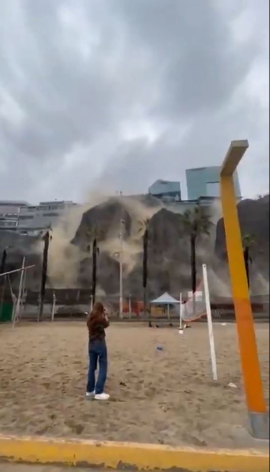 地震造成多處山崩，景像可怕。Ｘ