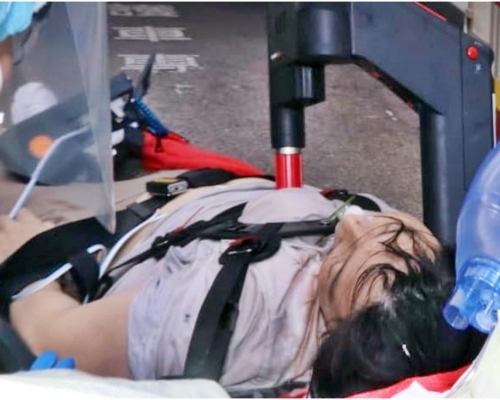送院期間，救護員以自動心外壓機替已陷昏迷的女事主急救。

