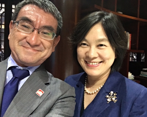日本外相河野太郎訪華 展示與華春瑩微笑自拍。網上圖片