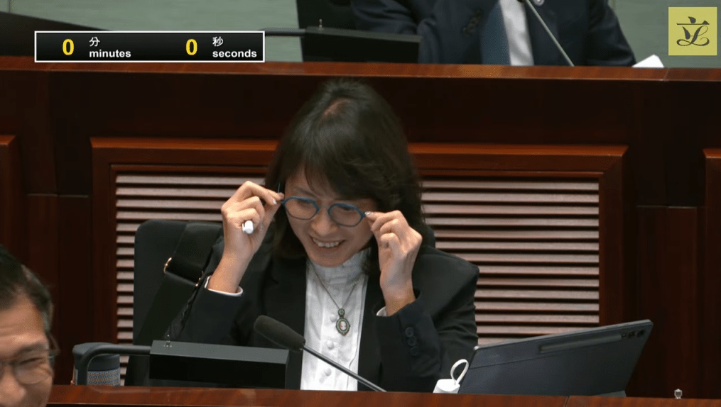 立法會議員江玉歡在會議中，誤稱「盲人開車」，被提醒後也忍不住笑。立法會片段截圖