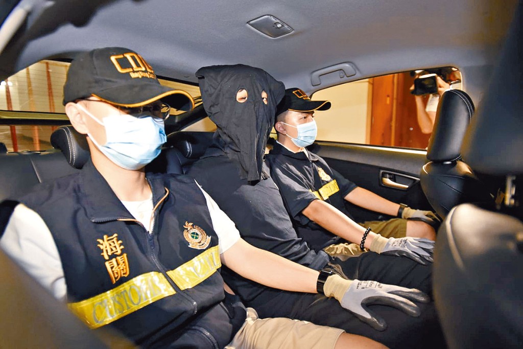 海關拘捕涉案十六歲男童,今日在法院提堂。