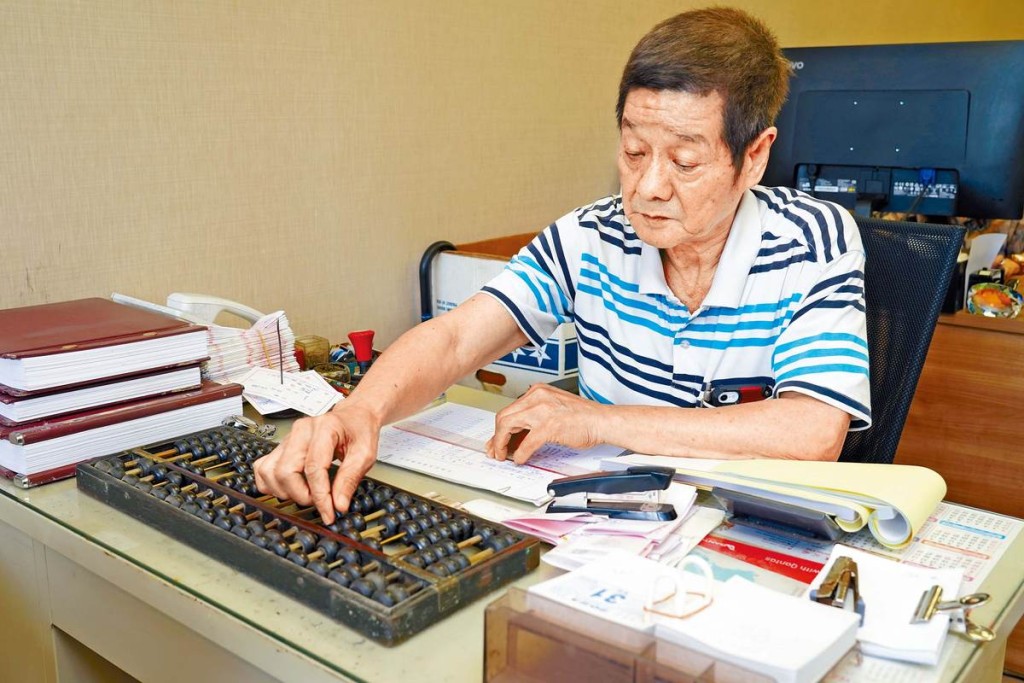 聚大行由唐先生的父親創立，公司一直保留經驗豐富、懂得用算盤的老臣子，待他們自定退休之年，富有人情味。
