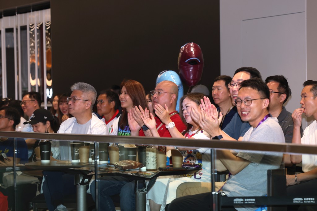文化體育及旅遊局局長羅淑佩、副局長劉震及體育專員蔡健斌等親臨決賽直播派對,與球迷一同投入這場終極決戰的盛況,感受「香港主場」熾熱氣氛。 文化體育及旅遊局局長羅淑佩、副局長劉震及體育專員蔡健斌等親臨決賽直播派對,與球迷一同投入這場終極決戰的盛況,感受「香港主場」熾熱氣氛。