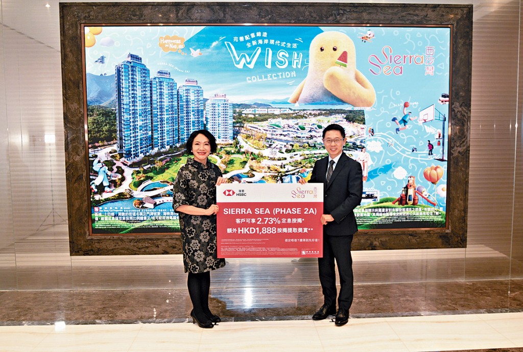 新地胡致远(右)表示,项目现时入票准买家类型众多,大手买家中有不少为大家庭客。 新地胡致远(右)表示,项目现时入票准买家类型众多,大手买家中有不少为大家庭客。