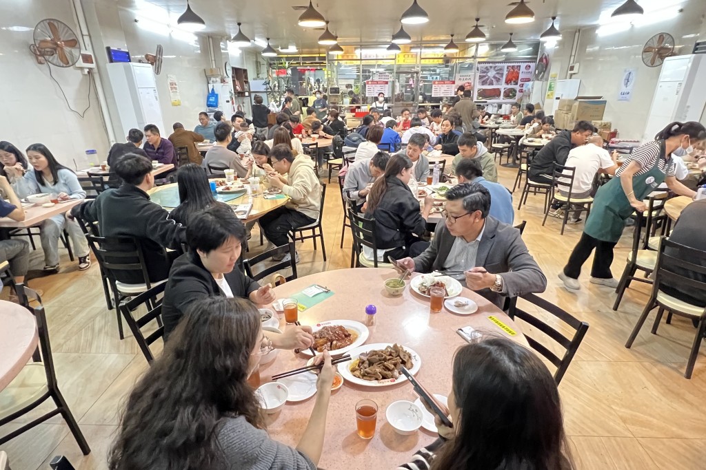 石龍肥蘇燒鵝受在地人歡迎,食客絡繹不絕。 盧江球攝 石龍肥蘇燒鵝受在地人歡迎,食客絡繹不絕。 盧江球攝