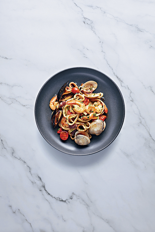 「Onda by Scarpetta」意大利餐廳的地中海海鮮意粉，色彩鮮艷，清爽味美。