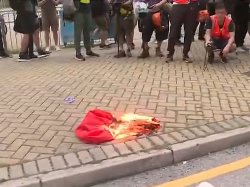 示威者在東涌泳池拆下國旗焚燒。資料圖片