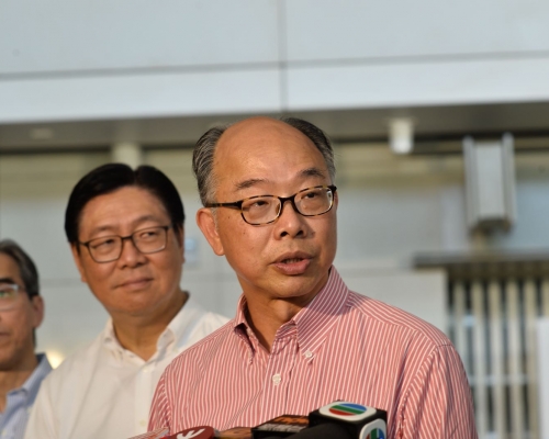 陳帆(右)冀立法會理性討論讓條例通過。