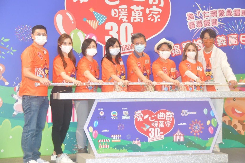 宋宛穎(左二)上台參與啟動儀式。