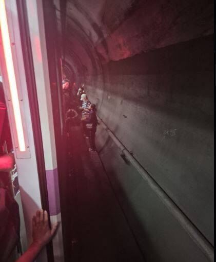 乘客從車廂逃離。 X 圖片 乘客從車廂逃離。 X 圖片