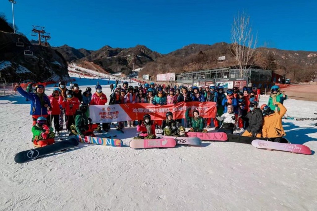 李卓瀅參加迎冬奧紀念活動。網上圖片