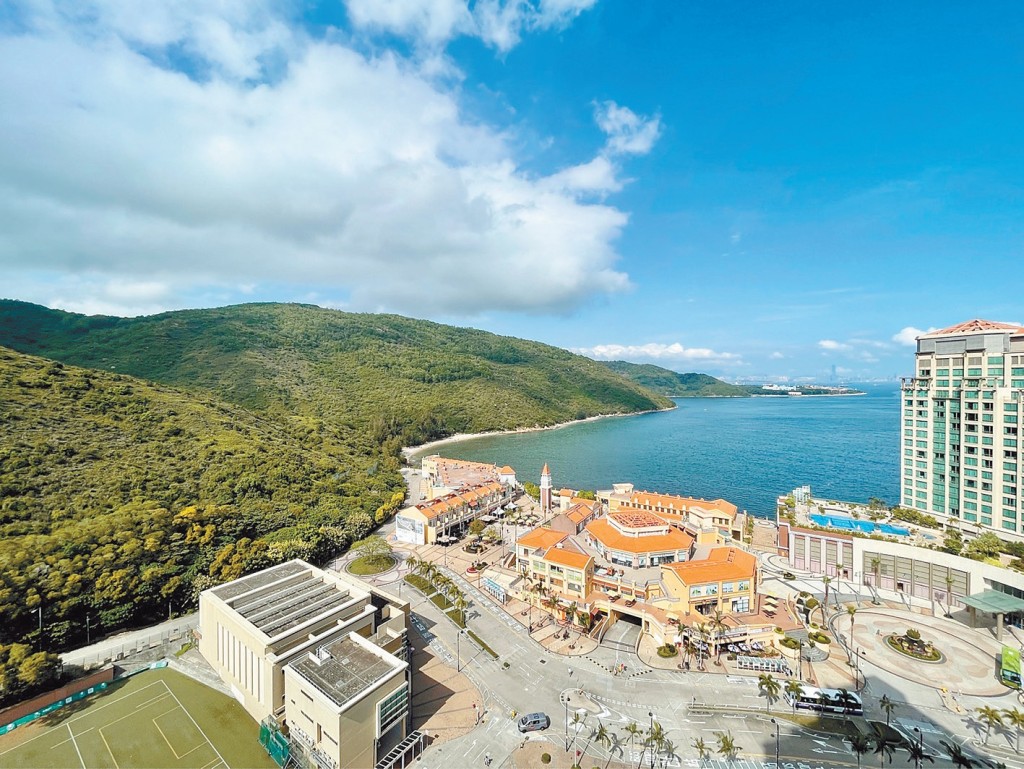 单位主要望香港愉景湾酒店及对出的三白湾海景。