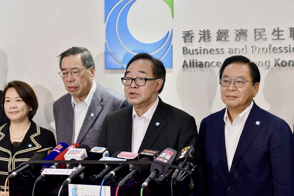 盧偉國續任執委會主席。