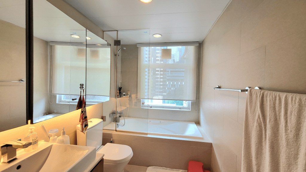 浴室光洁明亮，备有浴缸设计。