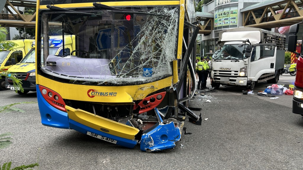城巴车头损毁严重，玻璃爆裂。蔡楚辉摄